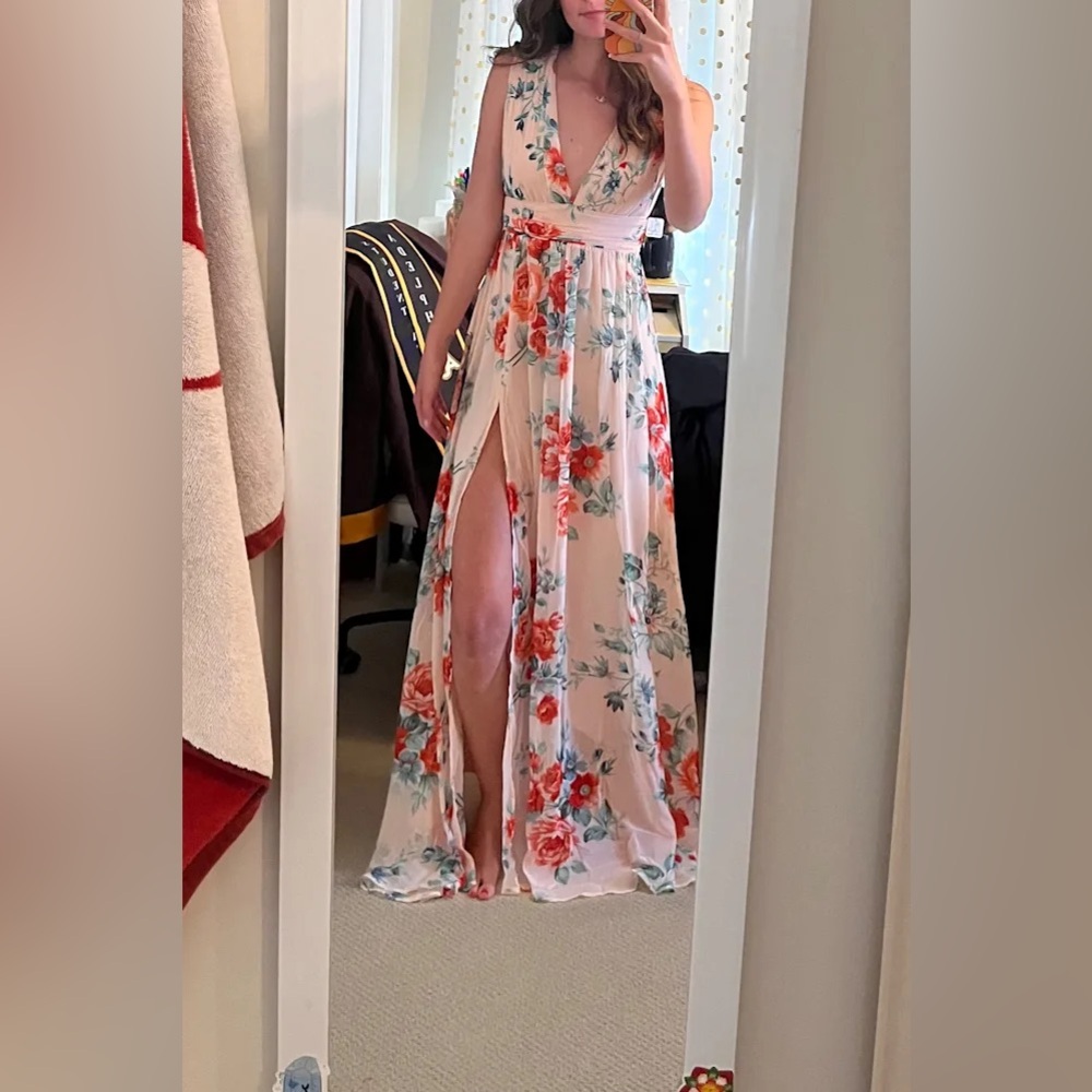 NWT Lulu’s Floral Deep V-Neck Maxi Dress